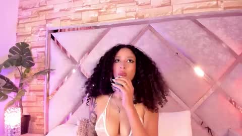 Lanna  online show from November 17, 1:11 am