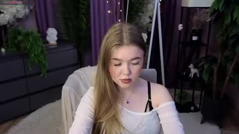_liilcrystal_ online show from June 18, 8:46 pm