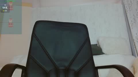 Snapshot of _little_misss chatting on January 4, 11:33 am Mila online show from January 4, 11:33 am