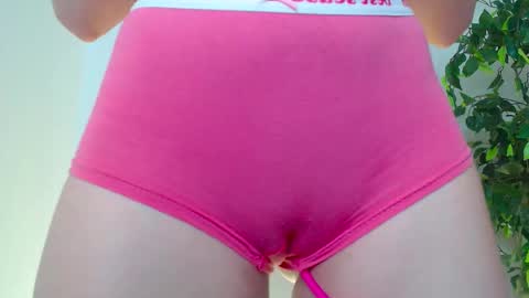 Snapshot of _little_misss chatting on October 7, 9:28 am Mila online show from October 7, 9:28 am