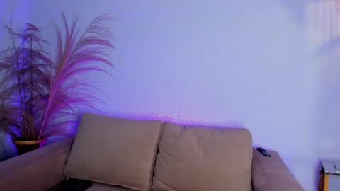 Snapshot of _luna_dupont_ chatting on December 18, 8:14 pm  Luna  online show from December 18, 8:14 pm