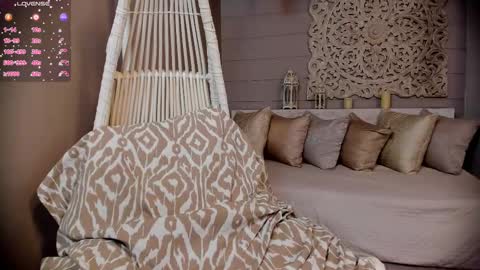 Snapshot of _luna_dupont_ chatting on February 18, 12:39 pm  Luna  online show from February 18, 12:39 pm