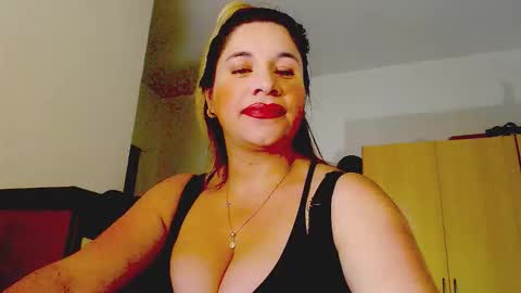 _lunagold_ online show from March 17, 9:40 pm