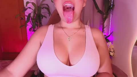 Snapshot of _megan_akbar chatting on June 22, 10:34 am Marce online show from June 22, 10:34 am