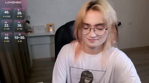 _meow_neko_ online show from November 9, 8:29 pm