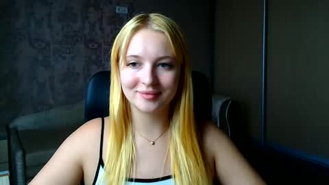 Snapshot of _mila_la_ chatting on June 3, 2:33 pm Melanie online show from June 3, 2:33 pm