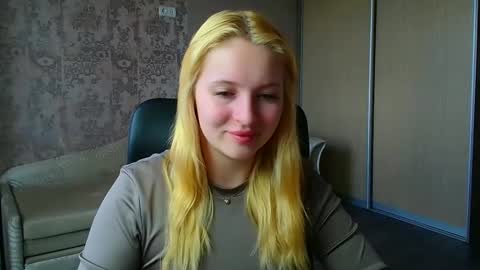 Snapshot of _mila_la_ chatting on June 5, 9:48 am Melanie online show from June 5, 9:48 am