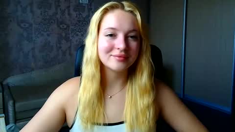 Snapshot of _mila_la_ chatting on June 8, 6:14 am Melanie online show from June 8, 6:14 am