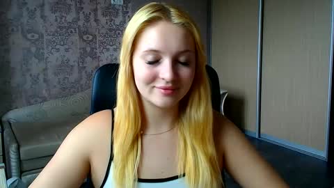 Snapshot of _mila_la_ chatting on June 9, 12:17 pm Melanie online show from June 9, 12:17 pm