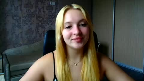 Snapshot of _mila_la_ chatting on June 15, 8:38 am Melanie online show from June 15, 8:38 am