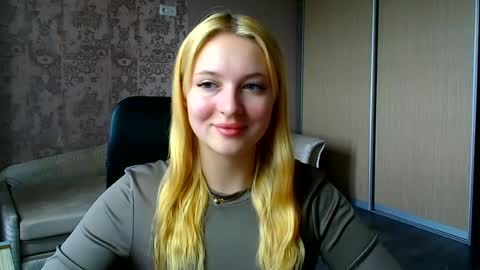 Snapshot of _mila_la_ chatting on June 19, 9:57 am Melanie online show from June 19, 9:57 am