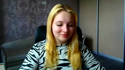 Snapshot of _mila_la_ chatting on June 20, 10:29 am Melanie online show from June 20, 10:29 am