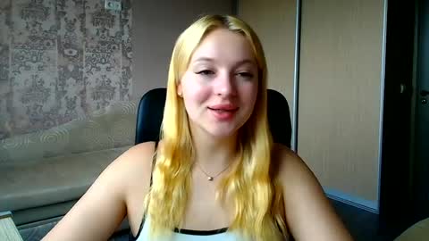Snapshot of _mila_la_ chatting on June 22, 10:23 am Melanie online show from June 22, 10:23 am
