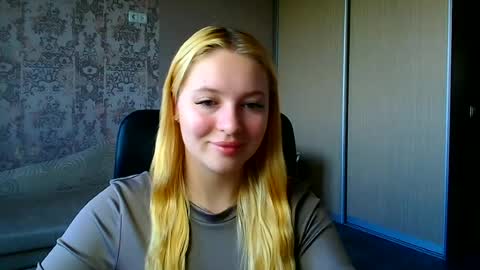 Snapshot of _mila_la_ chatting on June 27, 6:51 am Melanie online show from June 27, 6:51 am