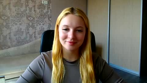 Snapshot of _mila_la_ chatting on June 27, 12:22 pm Melanie online show from June 27, 12:22 pm