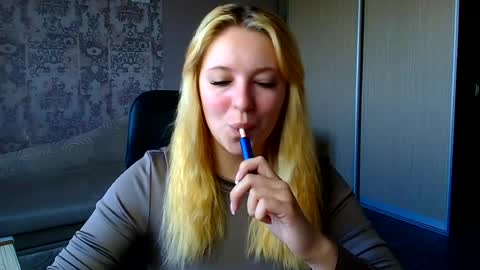 Snapshot of _mila_la_ chatting on July 14, 6:29 am Melanie online show from July 14, 6:29 am