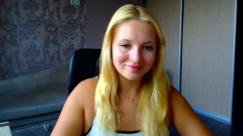 Snapshot of _mila_la_ chatting on August 4, 8:39 am Melanie online show from August 4, 8:39 am