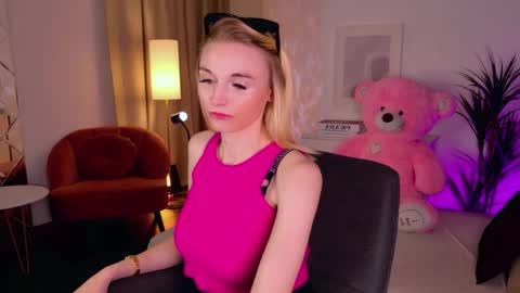 Snapshot of _mila_lux_ chatting on May 19, 1:17 pm Mila online show from May 19, 1:17 pm