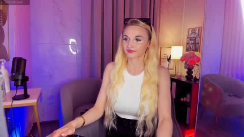 Snapshot of _mila_lux_ chatting on May 25, 8:37 pm Mila online show from May 25, 8:37 pm