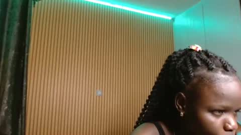 Snapshot of _milah chatting on November 7, 9:59 pm Milah online show from November 7, 9:59 pm