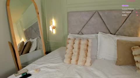 kimberley cruz online show from October 4, 11:30 am