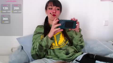 Snapshot of _missshe_ chatting on February 16, 9:26 am Sophia Help me get 100 thumbs up online show from February 16, 9:26 am