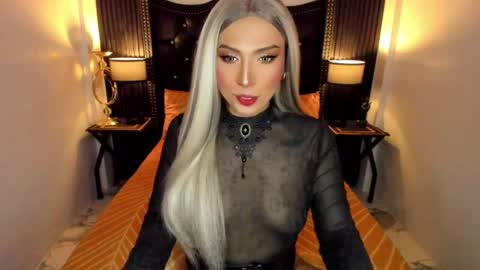_natashacooper_ online show from June 1, 9:22 am