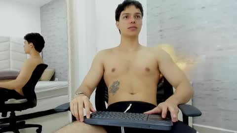 Snapshot of _noah_heyden chatting on February 4, 10:02 pm Noah Heyden online show from February 4, 10:02 pm