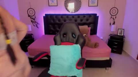 Snapshot of _oliviajoness chatting on February 4, 12:00 pm Olivia jones online show from February 4, 12:00 pm