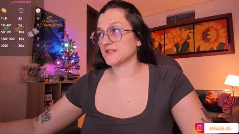 Snapshot of _peach__ chatting on December 28, 4:30 am violeta ig online show from December 28, 4:30 am