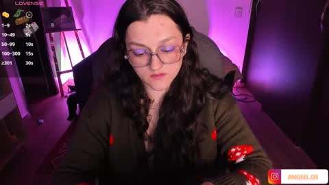 Snapshot of _peach__ chatting on January 6, 3:20 am violeta ig online show from January 6, 3:20 am