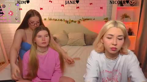 Merlizz Eva Jane Mila Nicole  left to right  online show from April 12, 8:14 pm