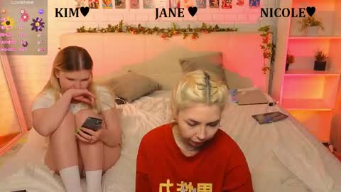 Merlizz Eva Jane Mila Nicole  left to right  online show from May 27, 1:57 am
