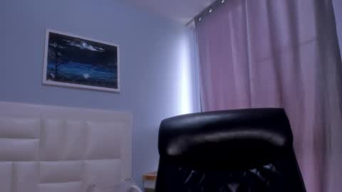 Snapshot of _sophiewilson chatting on March 6, 7:43 pm sophie online show from March 6, 7:43 pm
