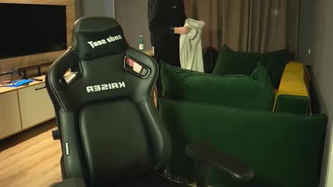 OLIVERpvt is open online show from December 16, 11:59 am