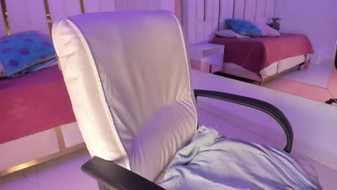 Snapshot of _tinyrousse_ chatting on January 18, 7:17 pm Rousse online show from January 18, 7:17 pm