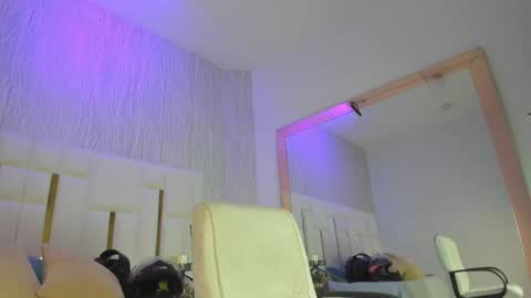 Snapshot of _tinyrousse_ chatting on February 9, 8:57 pm Rousse online show from February 9, 8:57 pm