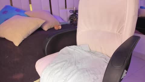 Snapshot of _tinyrousse_ chatting on February 11, 9:09 pm Rousse online show from February 11, 9:09 pm