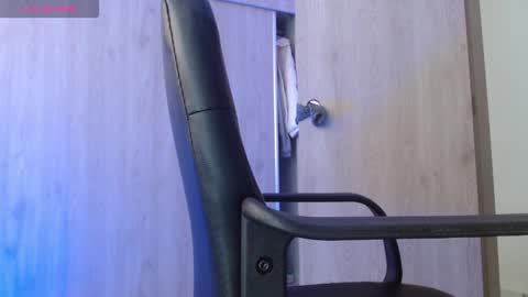 Snapshot of _tinyrousse_ chatting on March 3, 7:09 pm Rousse online show from March 3, 7:09 pm