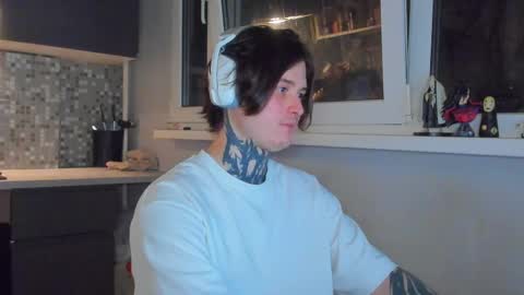 Snapshot of _torfin_ chatting on April 6, 11:38 pm _torfin_ online show from April 6, 11:38 pm