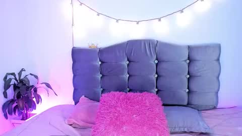 Snapshot of _valediaz__ chatting on January 13, 2:55 pm Vale online show from January 13, 2:55 pm