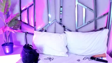 _valeria_saenz_ online show from September 19, 3:52 am