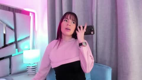 Snapshot of _valeria_saenz_ chatting on June 8, 1:22 pm _valeria_saenz_ online show from June 8, 1:22 pm