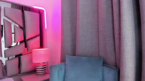 Snapshot of _valeria_saenz_ chatting on June 12, 2:54 am _valeria_saenz_ online show from June 12, 2:54 am