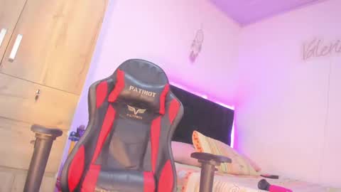 Snapshot of _valeriaa chatting on December 13, 9:41 pm online show from December 13, 9:41 pm