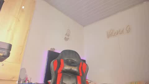Snapshot of _valeriaa chatting on October 12, 10:53 pm online show from October 12, 10:53 pm