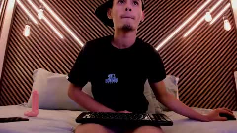 Snapshot of _white_fox_ chatting on February 19, 7:39 am white fox online show from February 19, 7:39 am