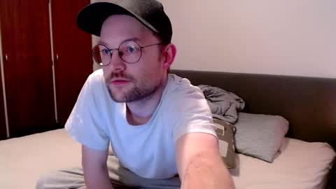 Snapshot of _whoisthatguy_ chatting on February 1, 12:48 pm _whoisthatguy_ online show from February 1, 12:48 pm