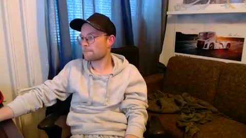 Snapshot of _whoisthatguy_ chatting on May 15, 4:58 pm _whoisthatguy_ online show from May 15, 4:58 pm