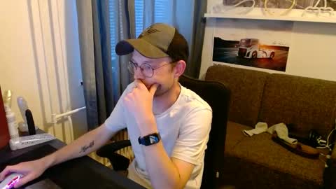 Snapshot of _whoisthatguy_ chatting on June 8, 5:57 pm _whoisthatguy_ online show from June 8, 5:57 pm